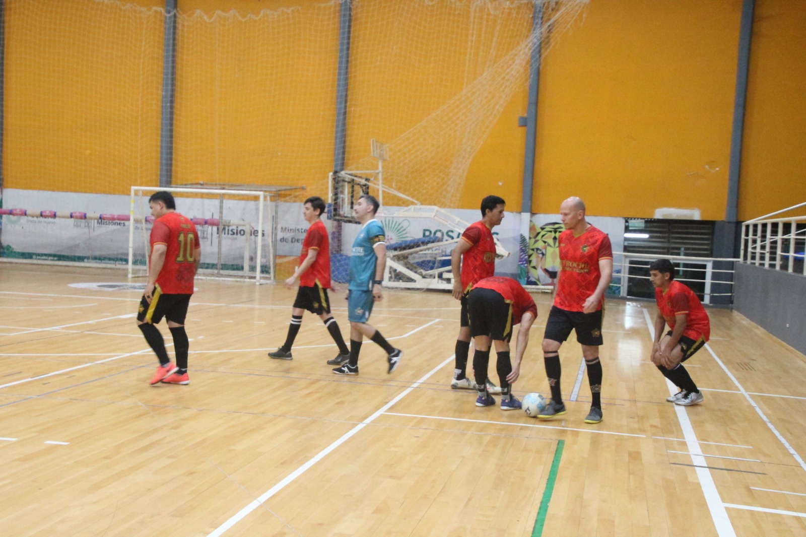 <p>En la quinta fecha del Torneo Municipal de Futsal +35 se disputaron tres partidos </p>